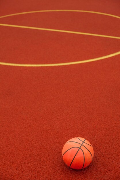 Cerca de una pelota de baloncesto