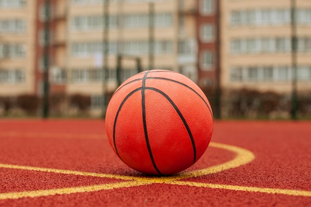 Cerca de una pelota de baloncesto