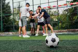 Foto gratuita cerca de la pelota de fútbol en el campo verde .. jugadores que van a jugar juntos ..