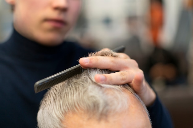 Cerca de peluquería con peine