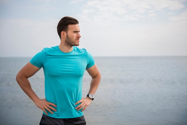 Cerca de la persona joven en forma de jogging por el mar