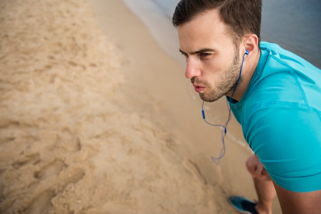 Foto gratuita cerca de la persona joven en forma de jogging por el mar