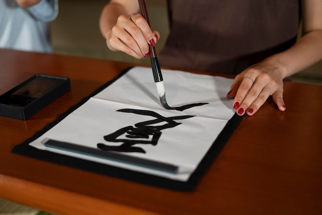 Foto gratuita de cerca a la persona que hace caligrafía japonesa, llamada shodo