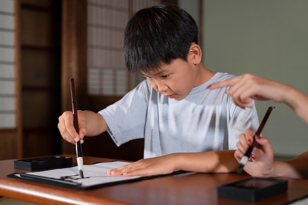 De cerca a la persona que hace caligrafía japonesa, llamada shodo