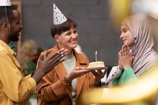 Cerca de personas celebrando el cumpleaños del trabajador