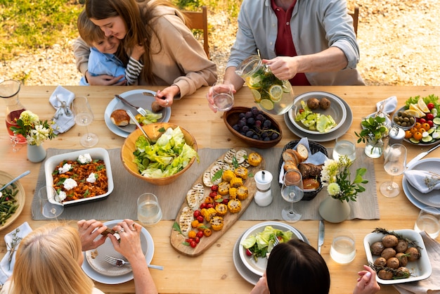 Cerca de personas en la mesa con comida sabrosa