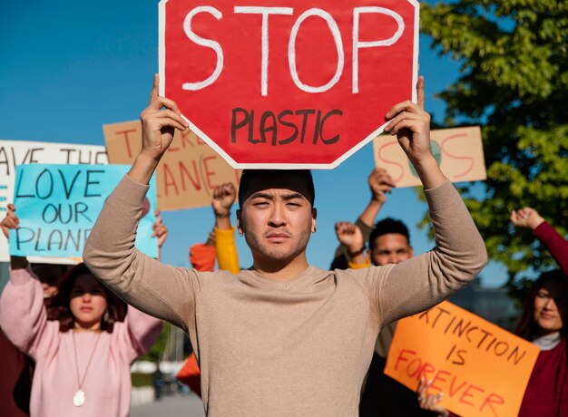 Cerca de personas en protesta ambiental