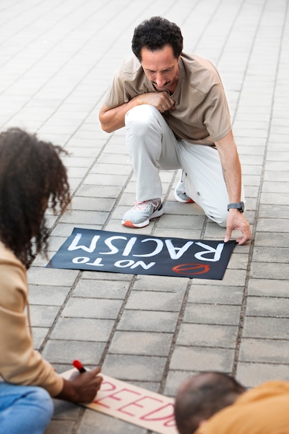 Cerca de personas en protesta