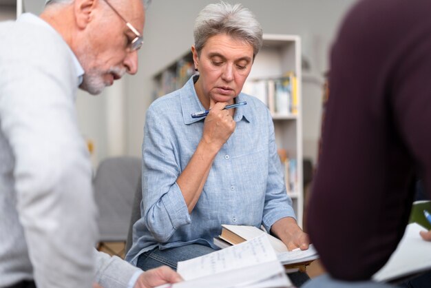 Cerca de personas que estudian en la biblioteca