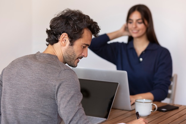 Foto gratuita de cerca a las personas que trabajan desde casa