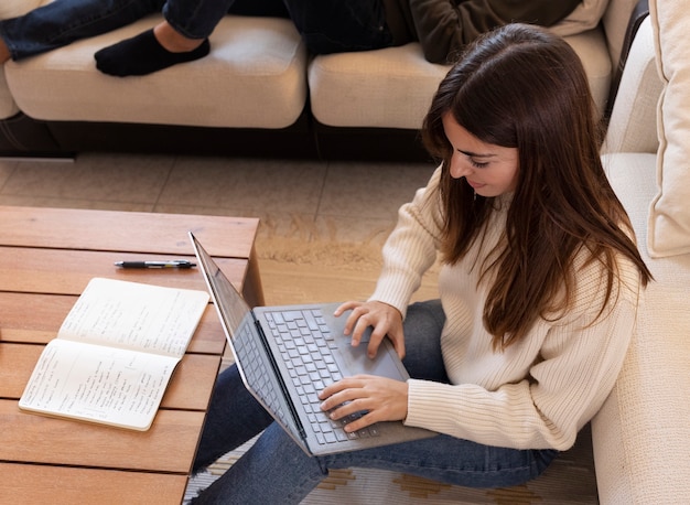 Foto gratuita de cerca a las personas que trabajan desde casa