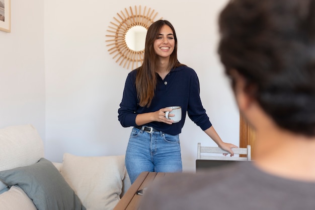 Foto gratuita de cerca a las personas que trabajan desde casa