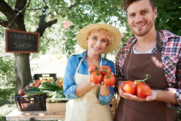 De cerca a las personas que venden cultivos de su jardín