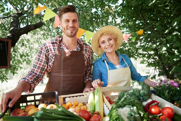 De cerca a las personas que venden cultivos de su jardín