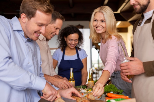 Cerca de personas reunidas con comida