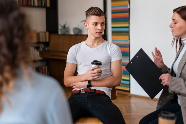 Cerca de personas en la reunión de terapia