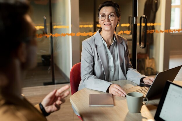 Cerca de personas en el trabajo con ordenadores portátiles