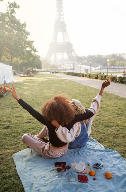 Cerca de picnic cerca de la torre eiffel