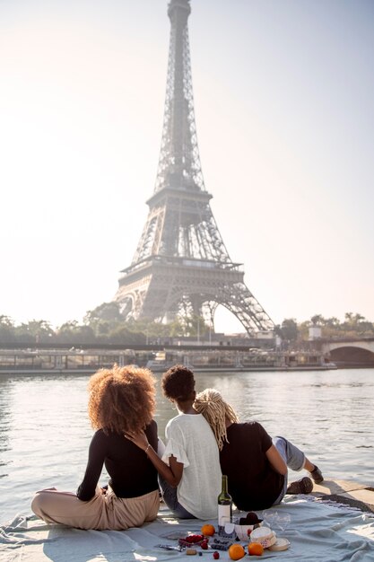 Cerca de picnic cerca de la torre eiffel