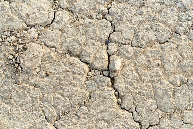 Cerca de piedra beige de crack abstracto. Concepto de textura con hendidura en piedra.