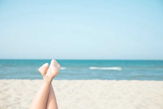 Cerca de pies de mujer en la playa