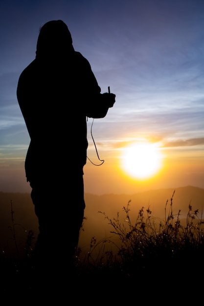 De cerca. piloto de drones al amanecer en el volcán Batur. Bali, Indonesia