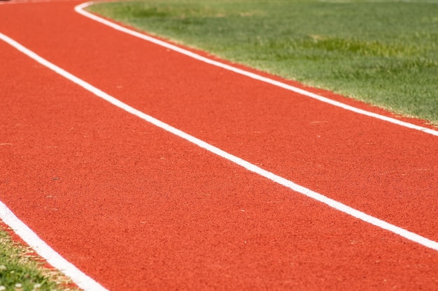 Cerca de una pista de atletismo con una línea blanca para usar como fondo