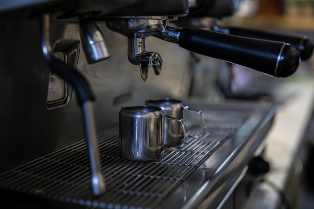 Cerca del proceso de elaboración de espresso en una máquina de café profesional