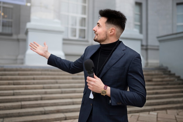 Foto gratuita cerca de reportero preparándose para una entrevista