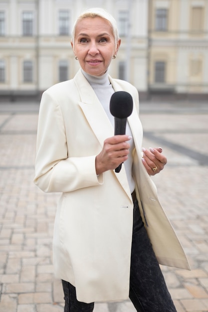 Foto gratuita cerca de reportero preparándose para una entrevista