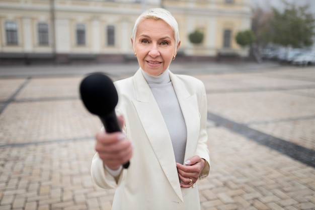 Cerca de reportero preparándose para una entrevista