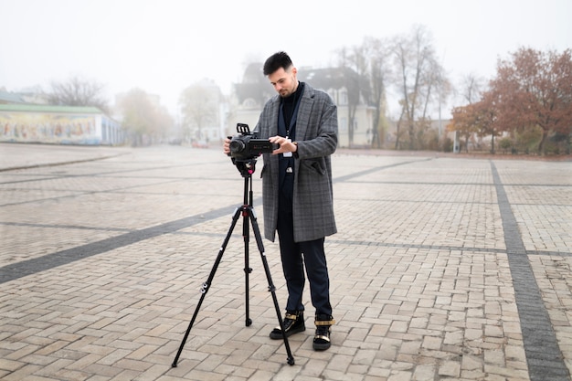 Cerca de reportero preparándose para una entrevista