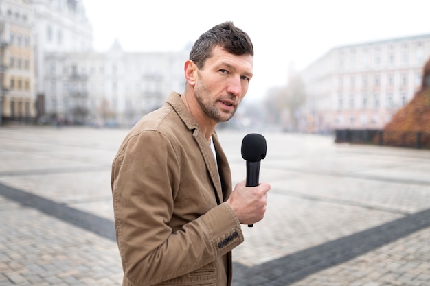 Cerca de reportero preparándose para una entrevista