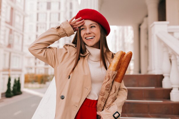 Cerca de retrato al aire libre de europan mujer con cabello largo vistiendo ropa elegante de otoño