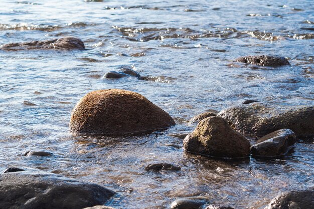 Cerca de las rocas en la playa salvaje