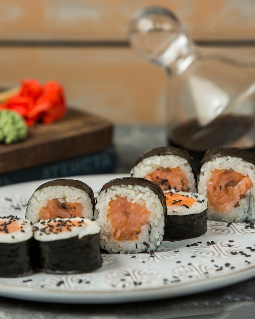 Cerca de rollos de maki de salmón con sésamo