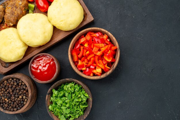 Cerca de sabrosas chuletas de verduras picadas