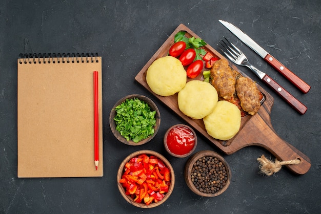 Cerca de sabrosas chuletas de verduras picadas