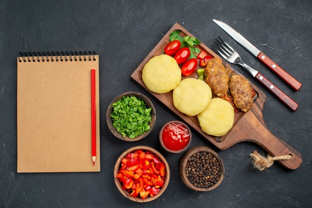 Cerca de sabrosas chuletas de verduras picadas