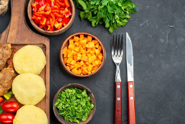 Cerca de sabrosas chuletas de verduras picadas