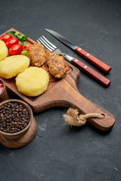 Cerca de sabrosas chuletas de verduras picadas