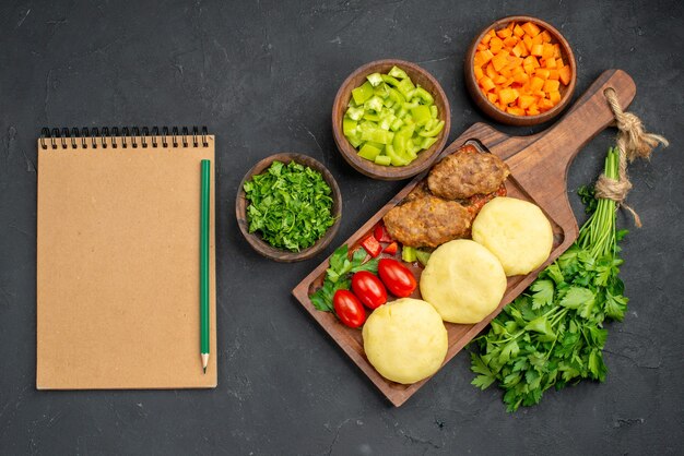 Cerca de sabrosas chuletas de verduras picadas