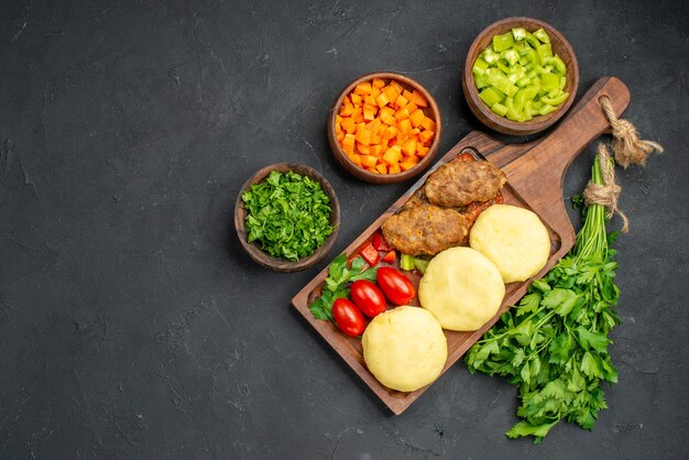 Cerca de sabrosas chuletas de verduras picadas