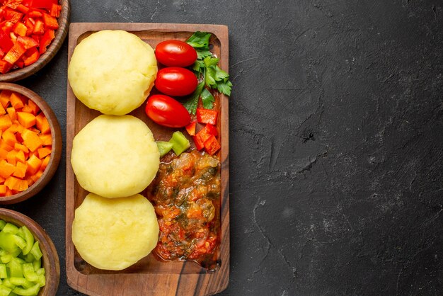 Cerca de sabrosas chuletas de verduras picadas