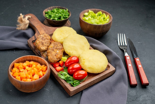 Cerca de sabrosas chuletas de verduras picadas