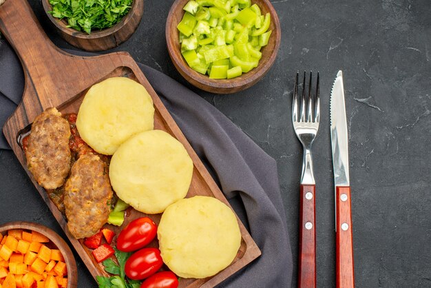 Cerca de sabrosas chuletas de verduras picadas