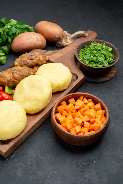 Cerca de sabrosas chuletas de verduras picadas