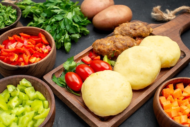 Cerca de sabrosas chuletas de verduras picadas