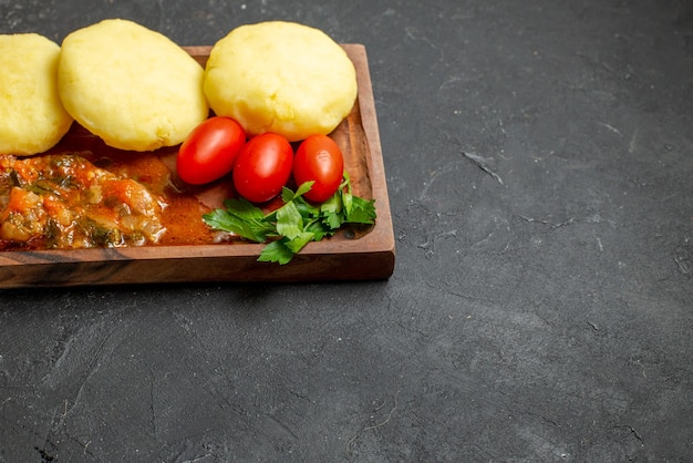 Cerca de sabrosas chuletas de verduras picadas