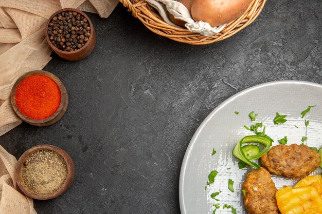 Cerca de sabrosas chuletas de verduras picadas